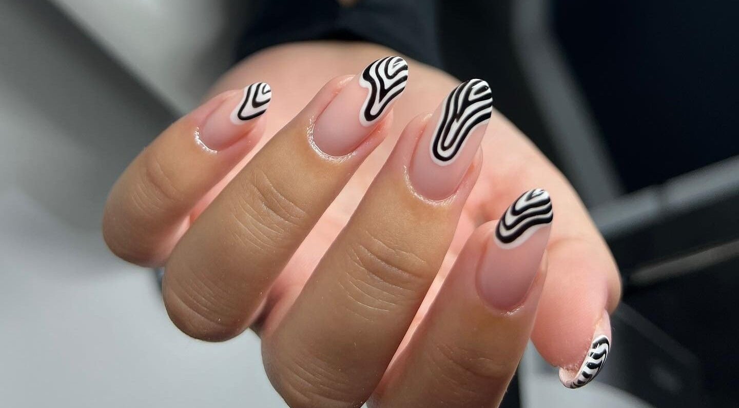 Stylish nail art by Abbey Mcskeane Nail Technician in Clydebank, Scotland, GB with black and white abstract design.