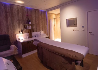 Relaxing massage room at Ruth's Retreat, Douglas, GB with a cozy treatment table and ambient lighting.