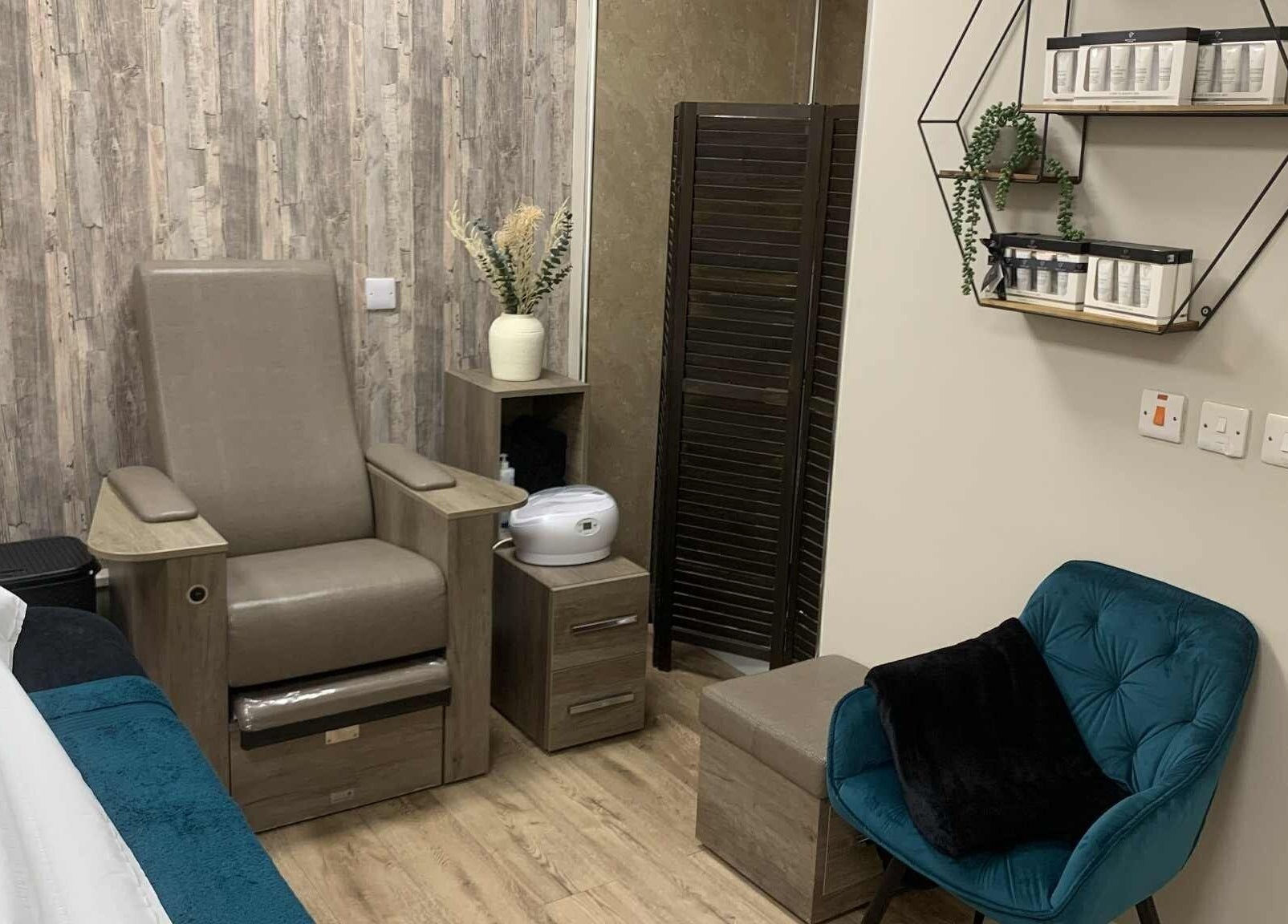 Relaxation chair and modern décor at Ruth's Retreat, Douglas, GB.