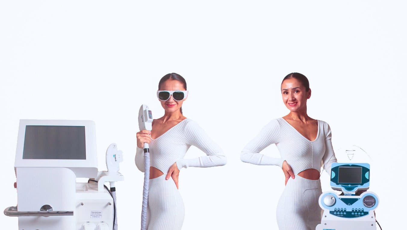 Mitarbeiterin mit moderner Lasergeräte im LASERZENTRUM MAINZ, Mainz, Rheinland-pfalz, DE.