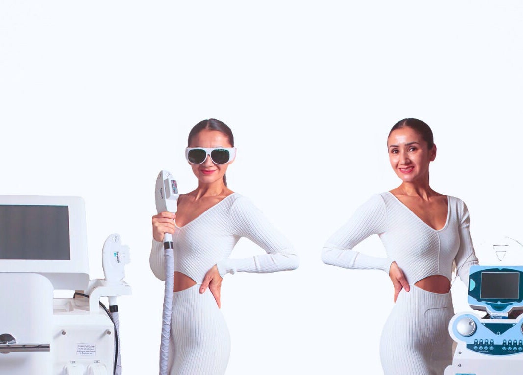 Mitarbeiterin mit moderner Lasergeräte im LASERZENTRUM MAINZ, Mainz, Rheinland-pfalz, DE.