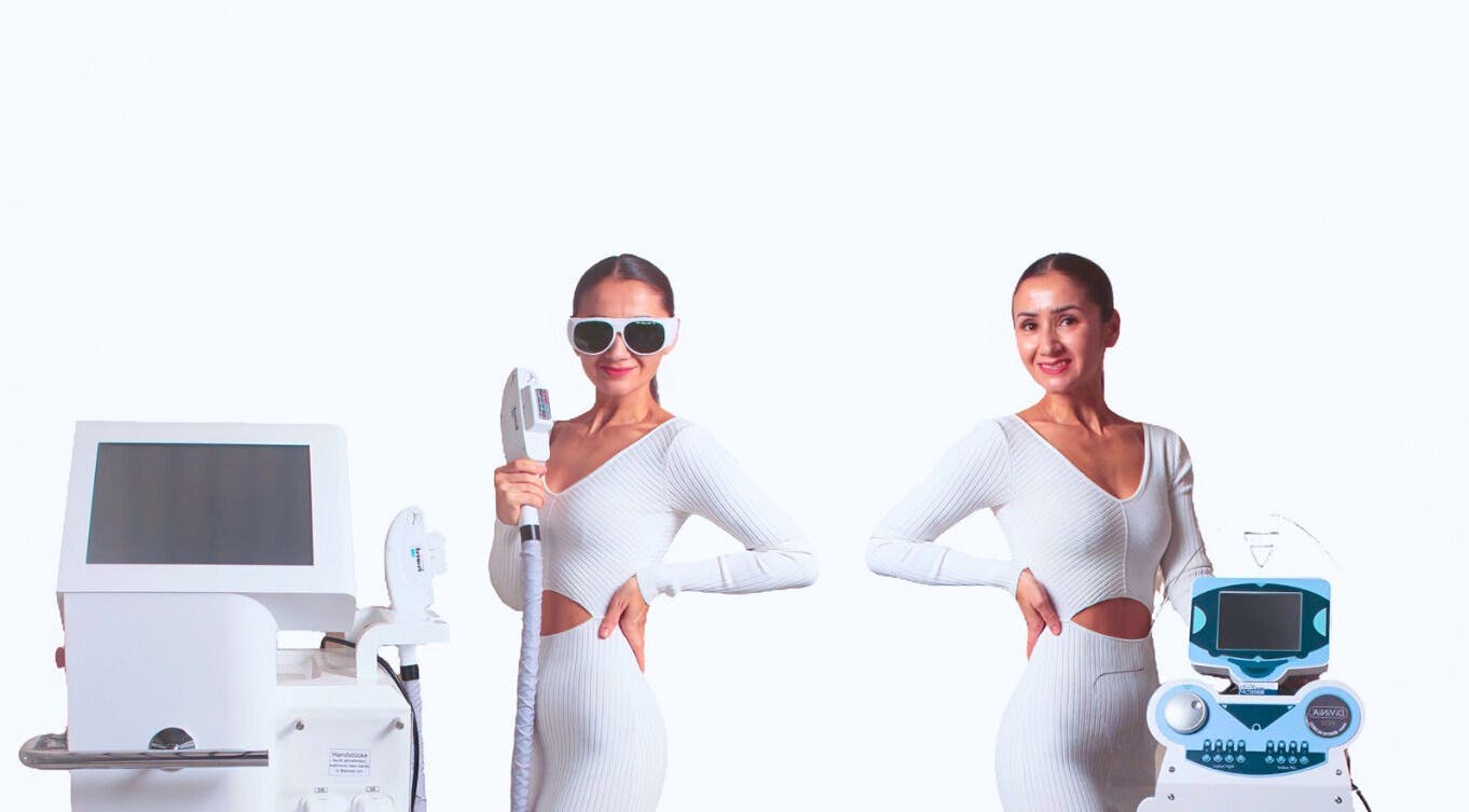 Mitarbeiterin mit moderner Lasergeräte im LASERZENTRUM MAINZ, Mainz, Rheinland-pfalz, DE.