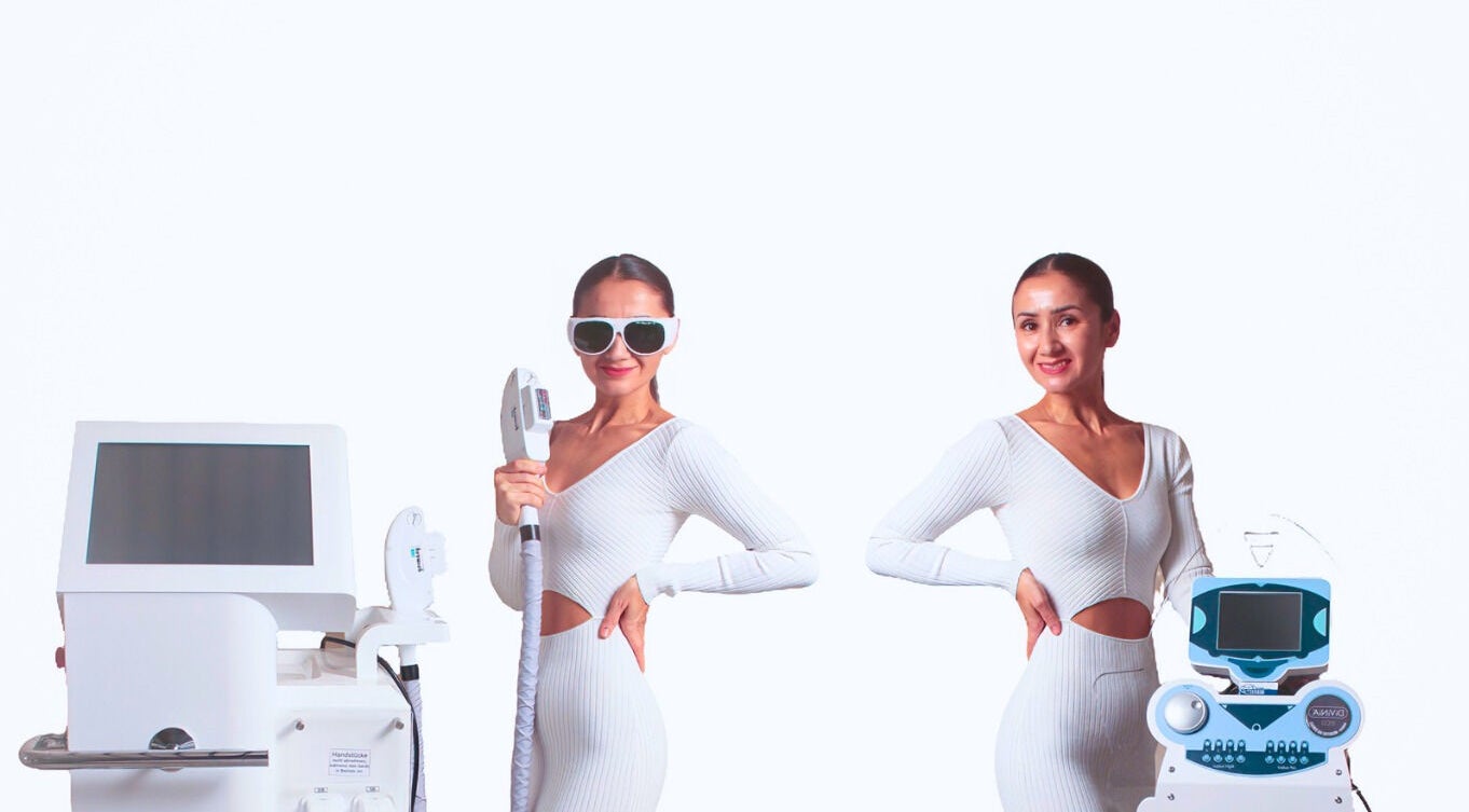 Mitarbeiterin mit moderner Lasergeräte im LASERZENTRUM MAINZ, Mainz, Rheinland-pfalz, DE.