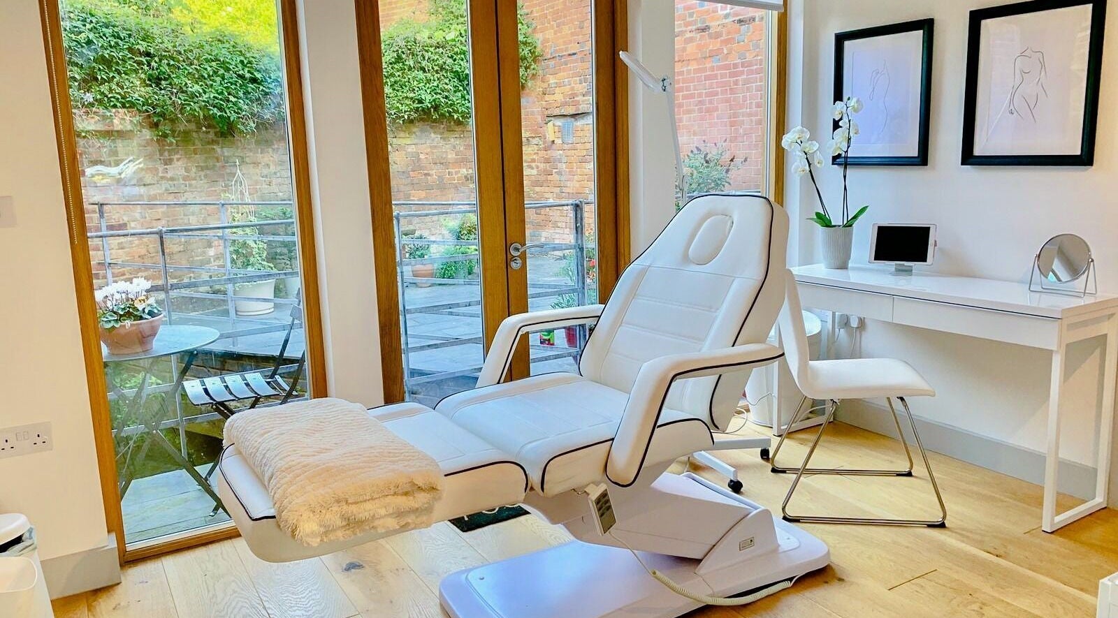Relaxing treatment room at Bridge Street Skin Clinic, Hungerford, England, GB, with modern decor.