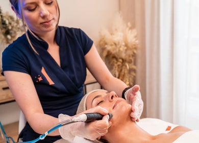 Esthéticienne effectuant un soin du visage chez Pure Wellness Antarès, Les Allues, Auvergne-Rhône-Alpes, FR.