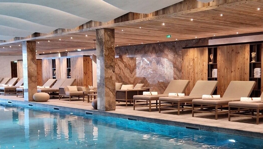 Zone de relaxation avec chaises longues à Pure Wellness Antarès, Les Allues, Auvergne-Rhône-Alpes, FR.