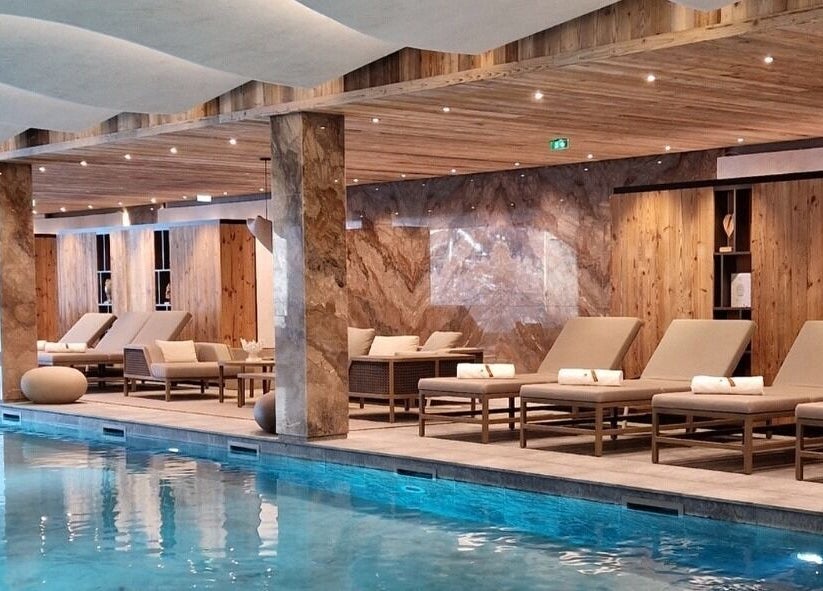 Zone de relaxation avec chaises longues à Pure Wellness Antarès, Les Allues, Auvergne-Rhône-Alpes, FR.