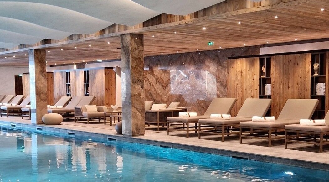 Zone de relaxation avec chaises longues à Pure Wellness Antarès, Les Allues, Auvergne-Rhône-Alpes, FR.