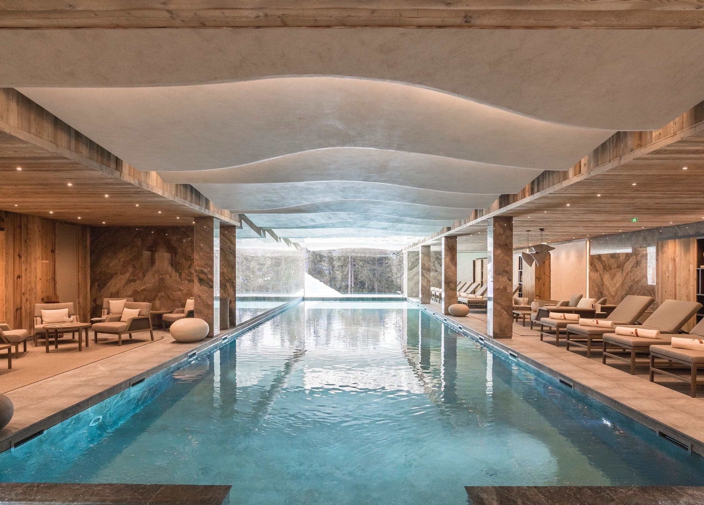 Piscine intérieure lumineuse à Pure Wellness Antarès, Les Allues, Auvergne-Rhône-Alpes, FR.