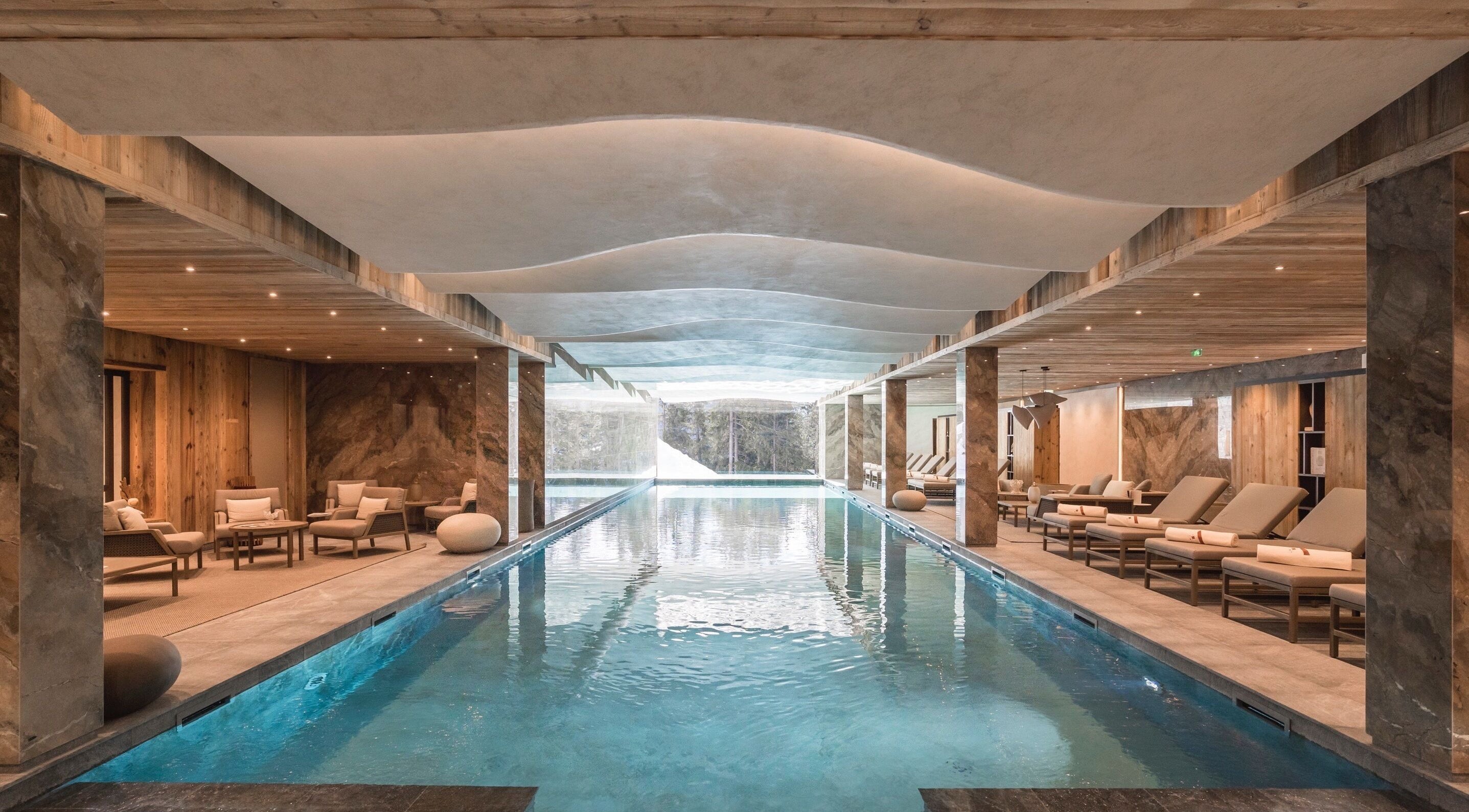 Piscine intérieure lumineuse à Pure Wellness Antarès, Les Allues, Auvergne-Rhône-Alpes, FR.