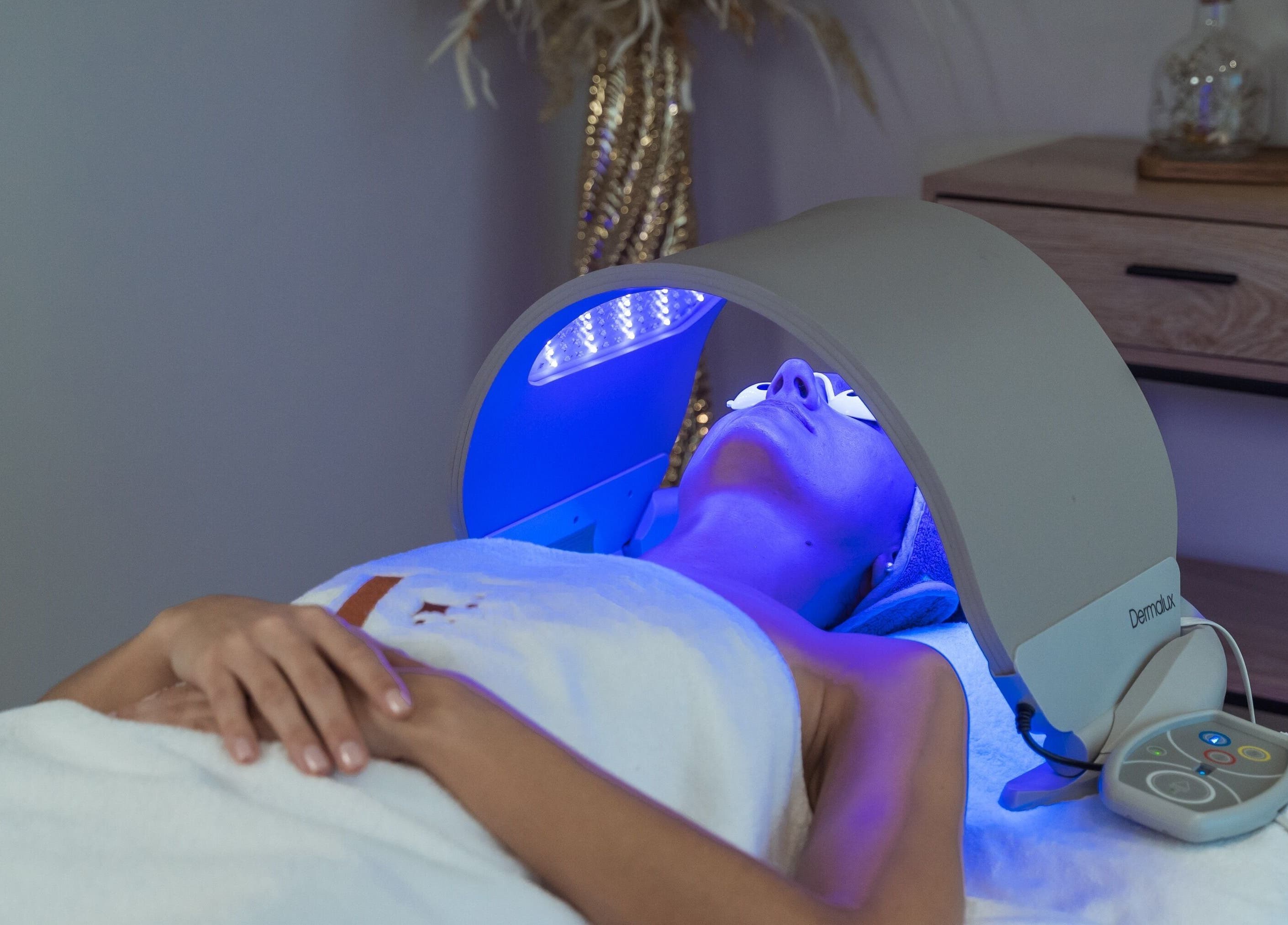 Soin de photothérapie pour le visage à Pure Wellness Antarès, Les Allues, Auvergne-Rhône-Alpes, FR.