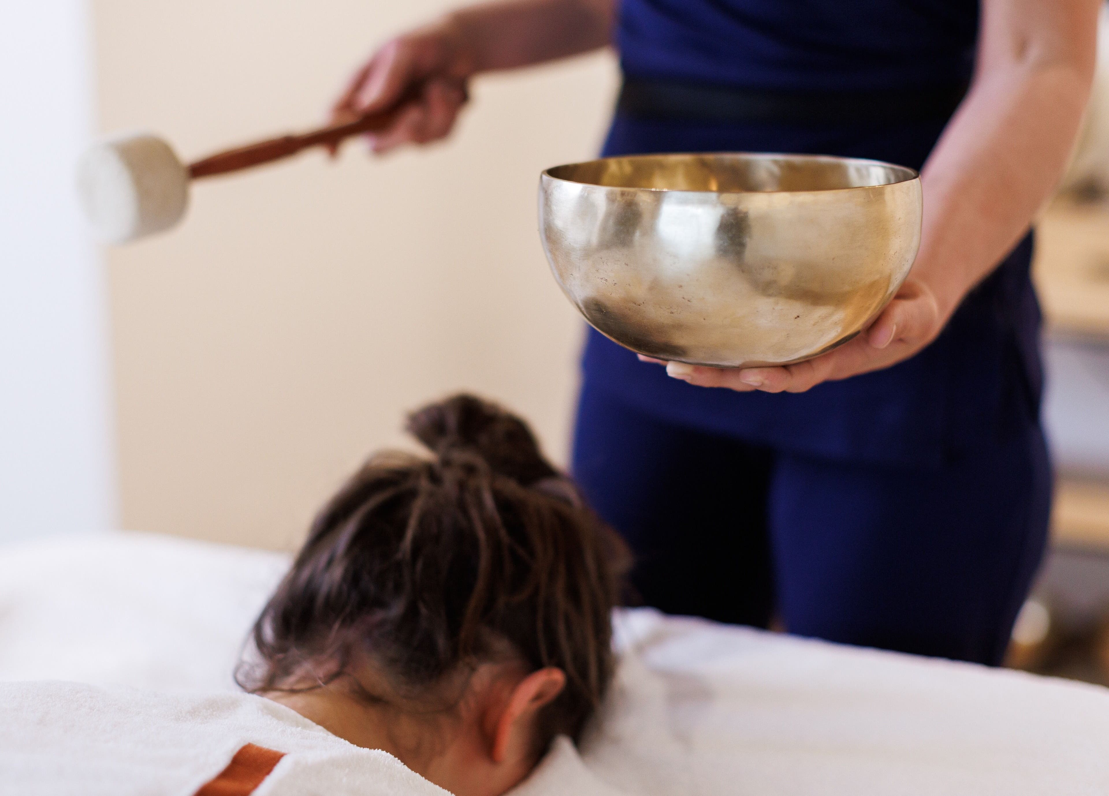 Massage relaxant au bol chantant chez Pure Wellness Antarès, Les Allues, Auvergne-Rhône-Alpes, FR.
