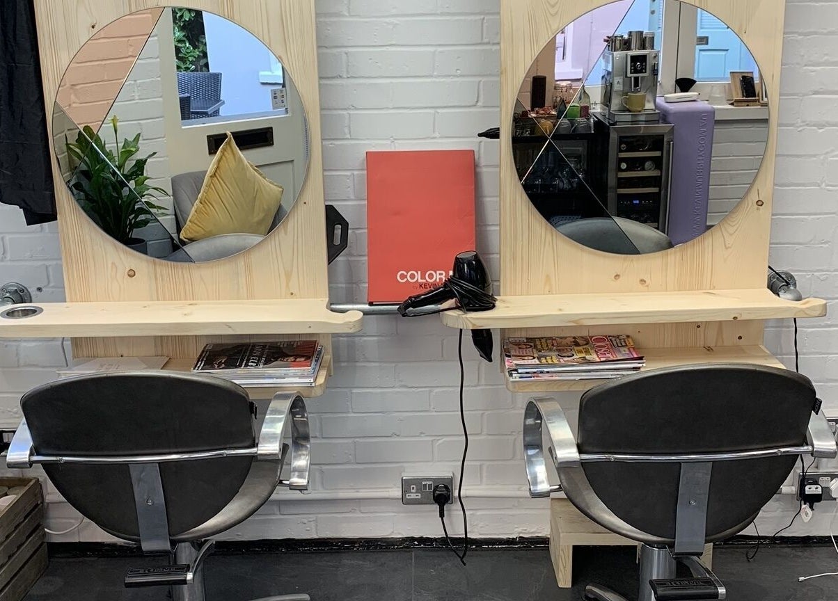 Eistyling salon chairs and mirrors in Bedford, England, GB create a stylish and inviting atmosphere.