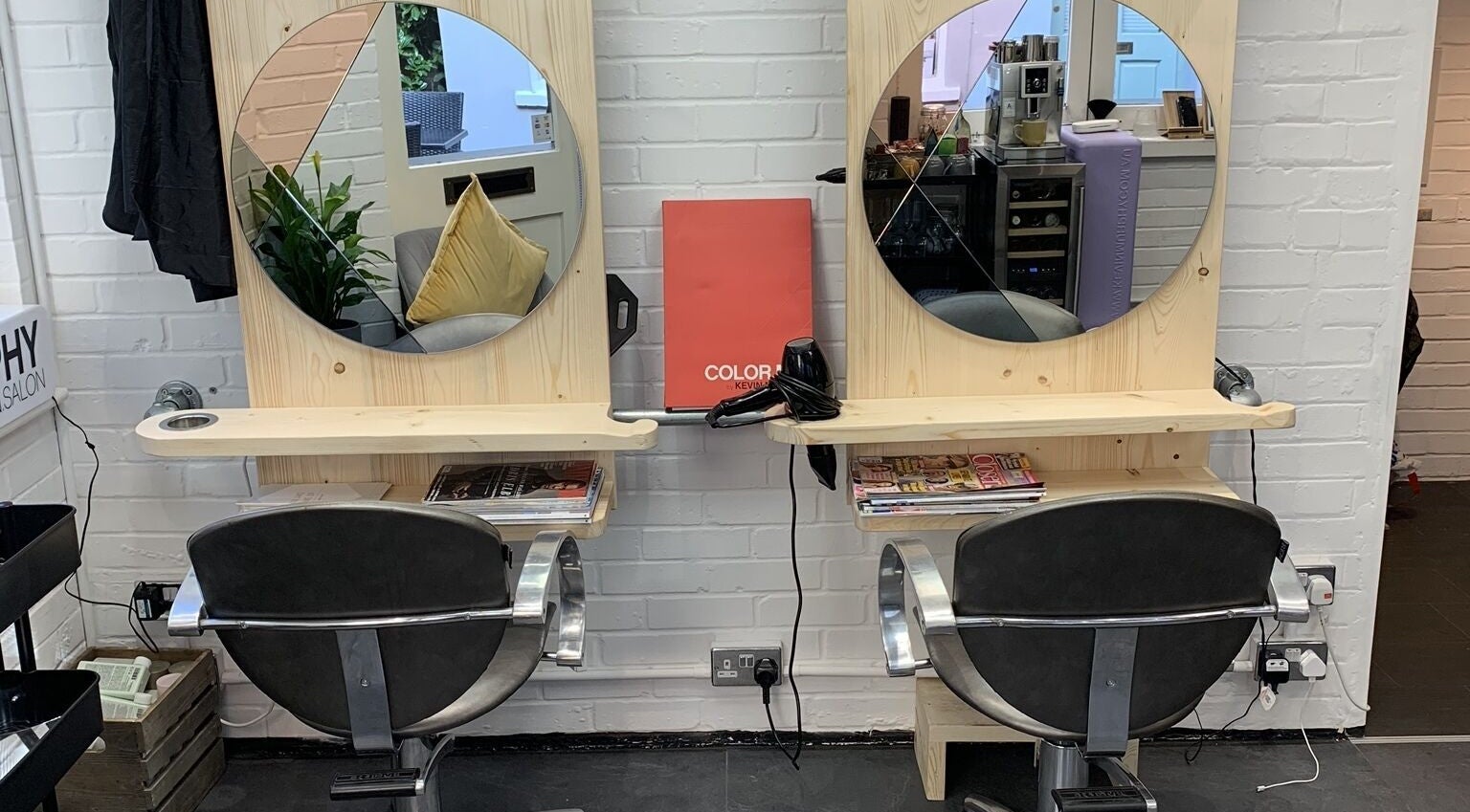 Eistyling salon chairs and mirrors in Bedford, England, GB create a stylish and inviting atmosphere.