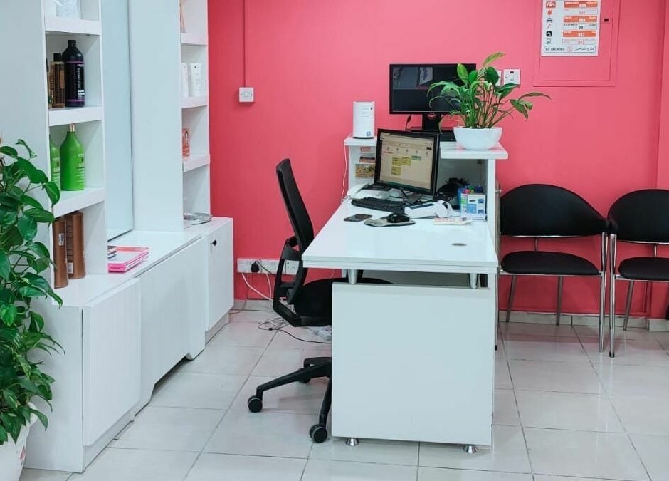 Modern reception at Al Nahlah Ladies Saloon, Sharjah, with a sleek desk, chairs, and vibrant decor.