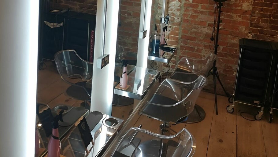 Immagine 1, The Loft Beauty and Blowdry Bar Ltd