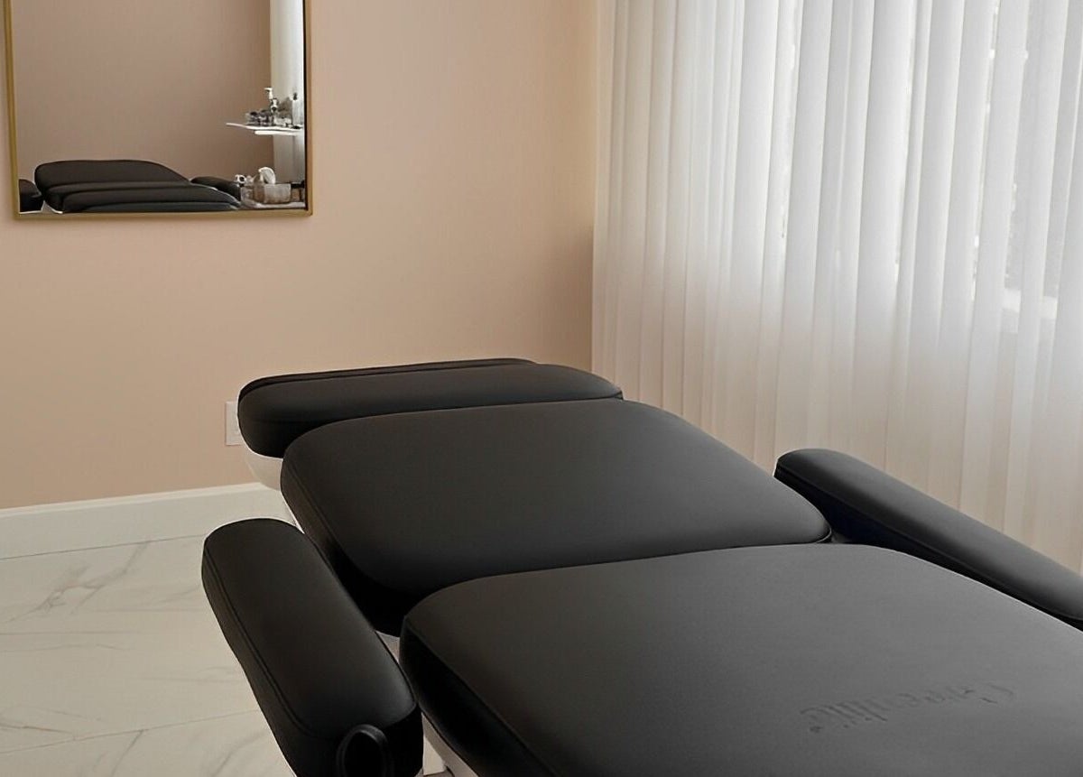 Relaxing treatment room at Dolly Lash Lounge, Pointe-Claire, Québec, CA, showcasing a comfortable black massage bed.