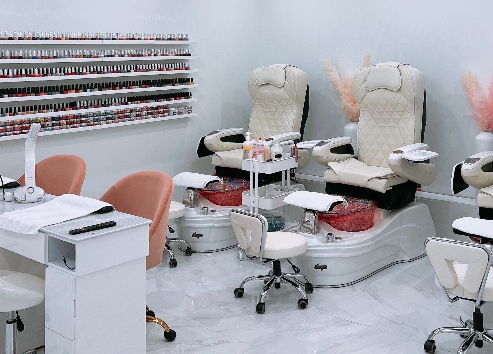 Dolly Lash Lounge manicure and pedicure stations in Pointe-Claire, Québec, CA, with comfortable seating.