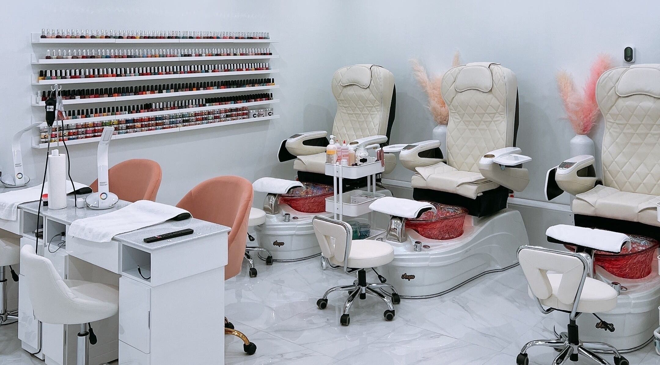 Dolly Lash Lounge manicure and pedicure stations in Pointe-Claire, Québec, CA, with comfortable seating.