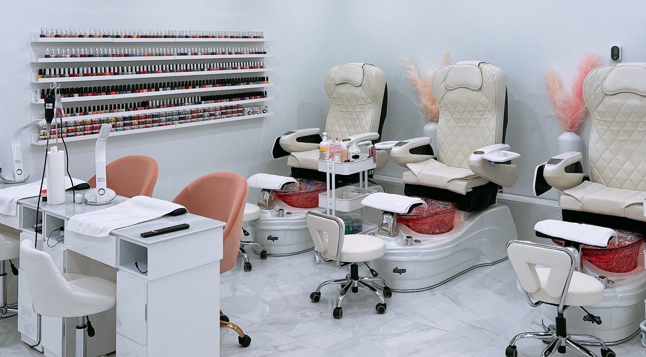 Dolly Lash Lounge manicure and pedicure stations in Pointe-Claire, Québec, CA, with comfortable seating.