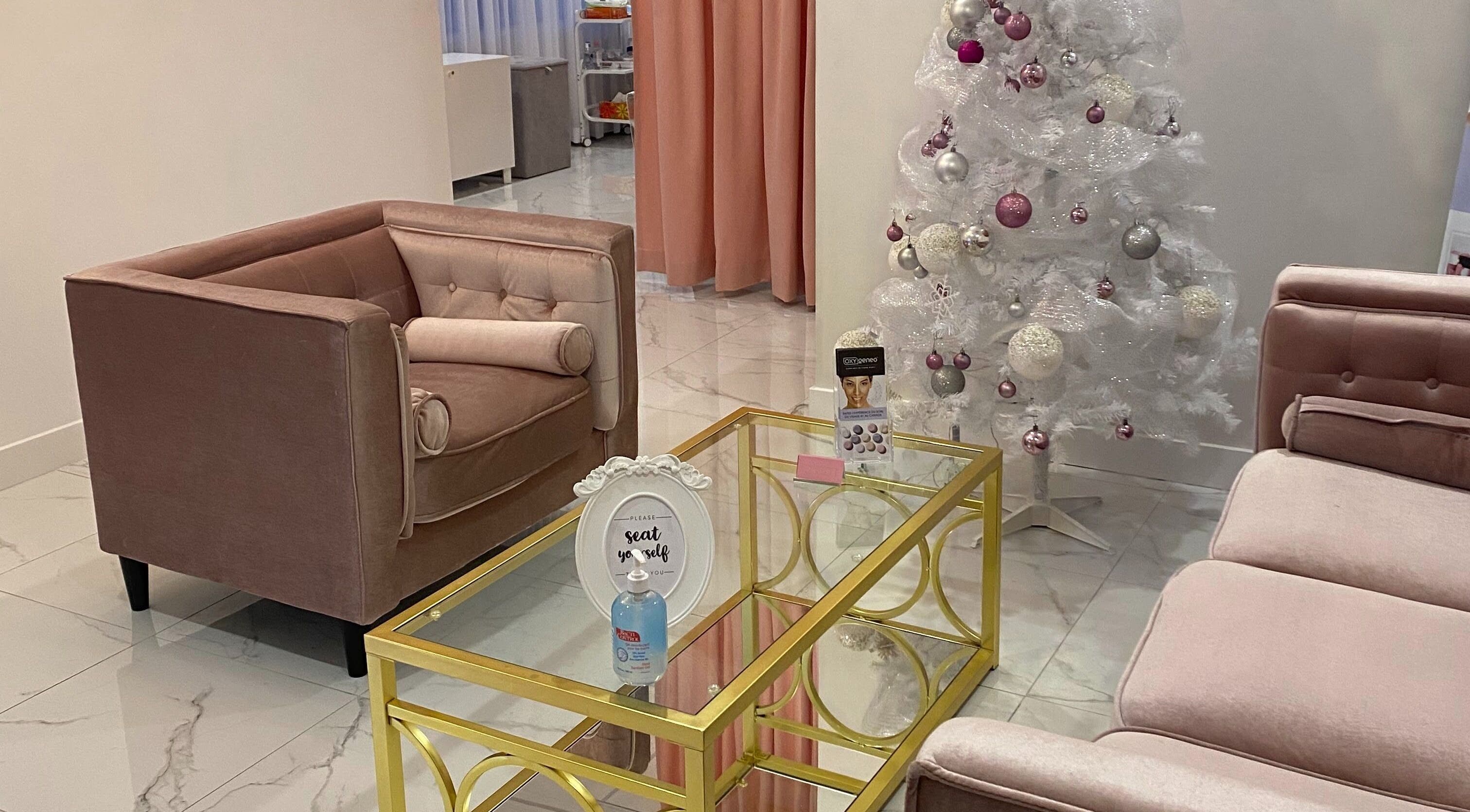 Elegant sitting area at Dolly Lash Lounge, Pointe-Claire, Québec, CA, featuring plush chairs and festive decor.