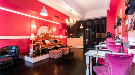 Intérieur élégant de Candy Nail Bar à Montréal, Québec, CA avec des canapés en velours et chaises roses.
