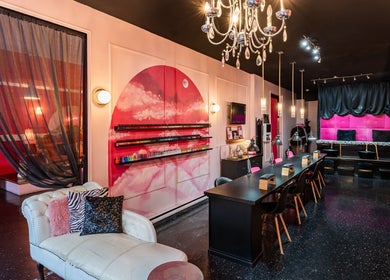 Intérieur élégant du Candy Nail Bar à Montréal, Québec, CA avec des sièges confortables et décoration colorée.