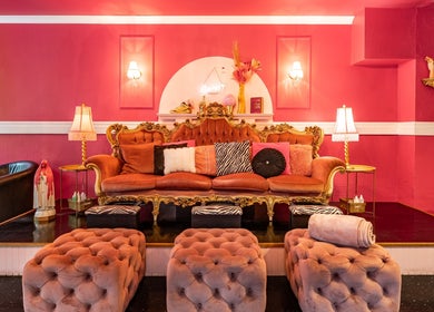 Salon chaleureux de Candy Nail Bar à Montréal, Québec, CA avec décoration rose et fauteuils élégants.