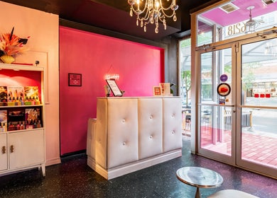 Entrée élégante de Candy Nail Bar à Montréal, Québec, CA, décorée de couleurs vives et d'un lustre chic.