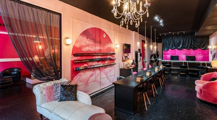 Intérieur élégant du Candy Nail Bar à Montréal, Québec, CA, avec sièges confortables et décoration rose chic.