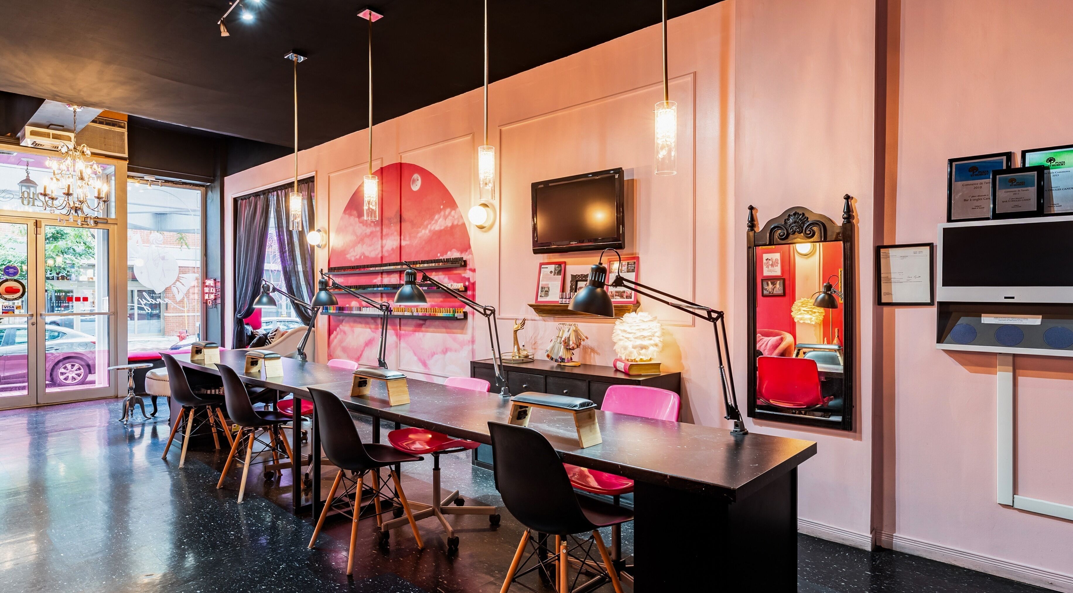 Intérieur moderne de Candy Nail Bar à Montréal, Québec, CA, avec un espace manucure élégant et éclairé.