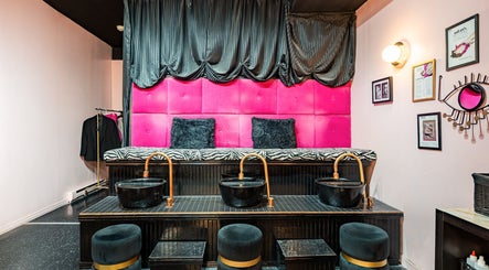 Intérieur chic du Candy Nail Bar à Montréal, Québec, CA avec sièges roses et décor moderne.