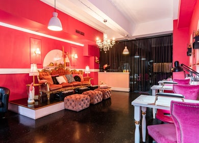 Intérieur chic de Candy Nail Bar à Montréal, Québec, CA, avec décor rose et fauteuils luxueux.