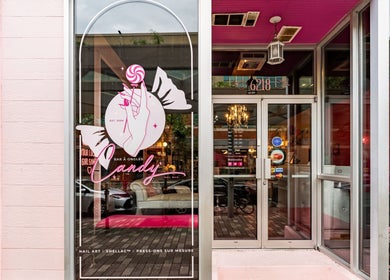 Vitrine de Candy Nail Bar à Montréal, Québec, CA avec décor rose et enseigne lumineuse.