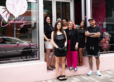 Équipe souriante devant Candy Nail Bar à Montréal, Québec, CA, prêt à offrir des services de beauté exceptionnels.