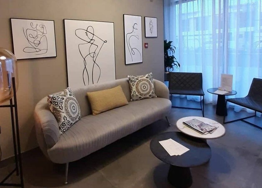 Chic waiting area at The Slimming Experience in Dubai, AE with modern art and cozy seating.