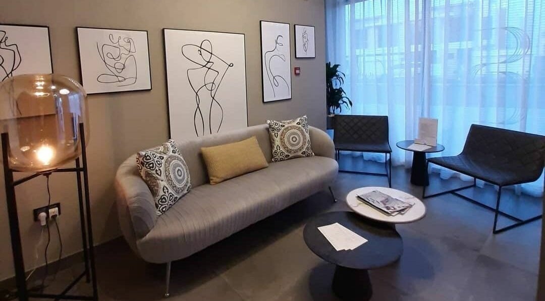 Chic waiting area at The Slimming Experience in Dubai, AE with modern art and cozy seating.