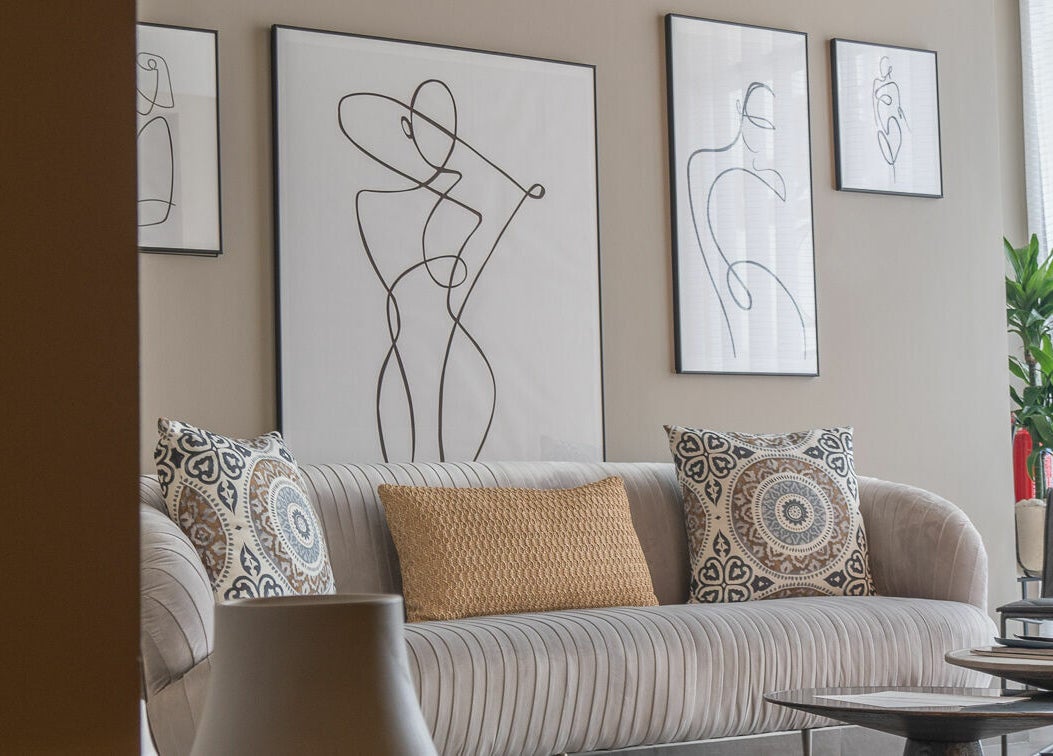 Elegant lounge at The Slimming Experience, Dubai with artistic decor and cozy sofa setting.