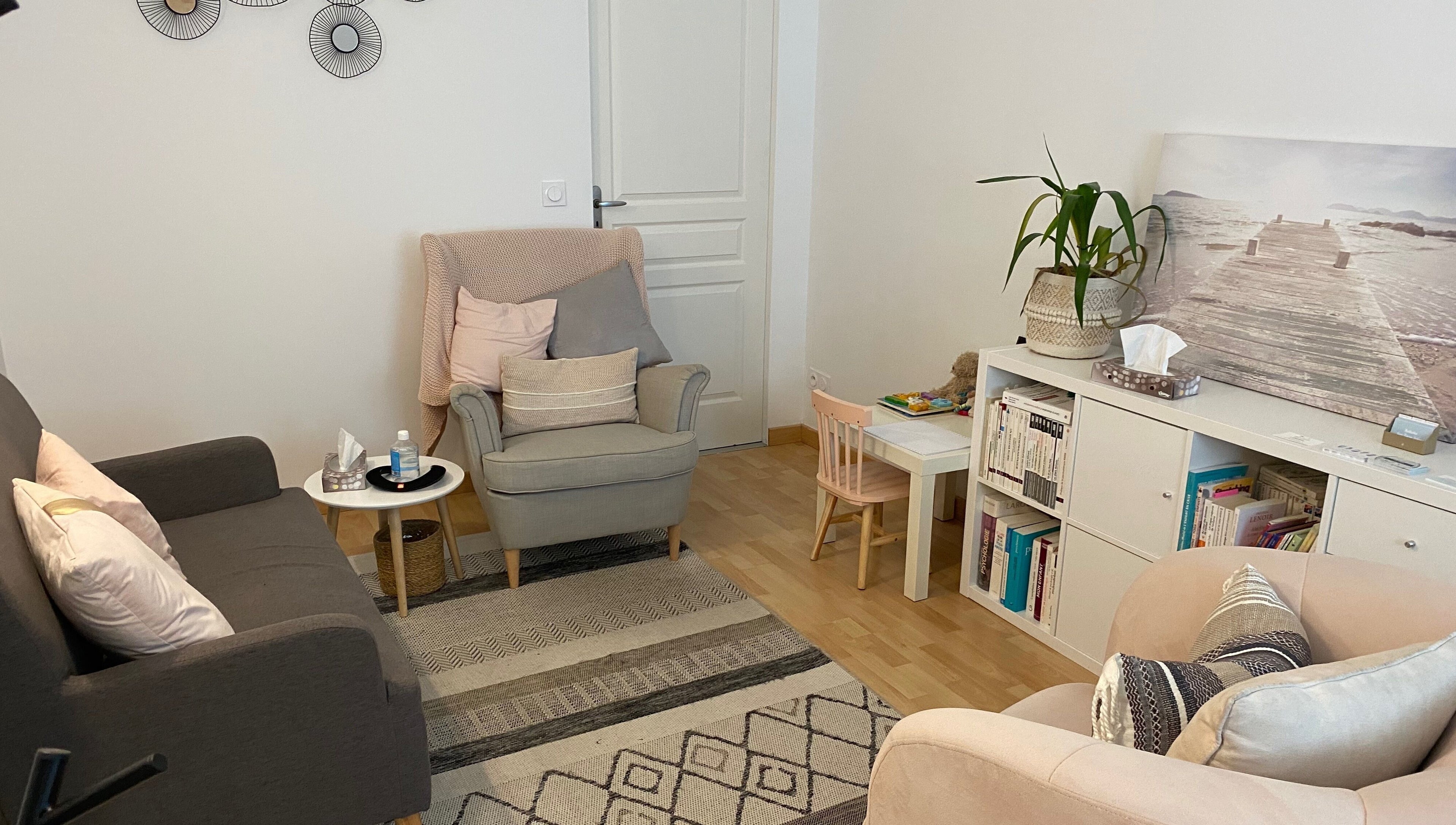 Intérieur accueillant de Cabinet Biganos, Biganos, Nouvelle-Aquitaine, FR, avec fauteuils et décor moderne.