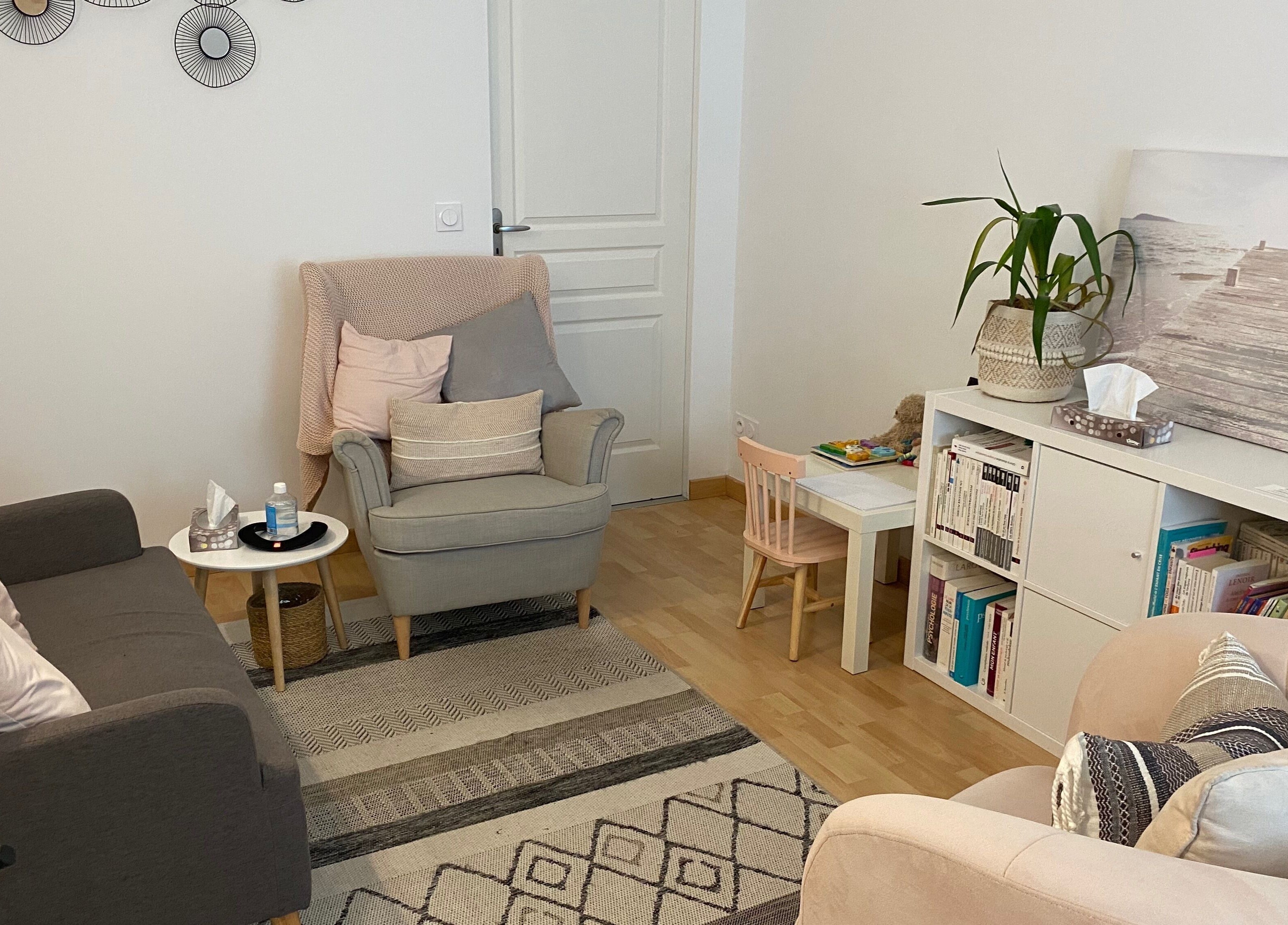 Intérieur accueillant de Cabinet Biganos, Biganos, Nouvelle-Aquitaine, FR, avec fauteuils et décor moderne.