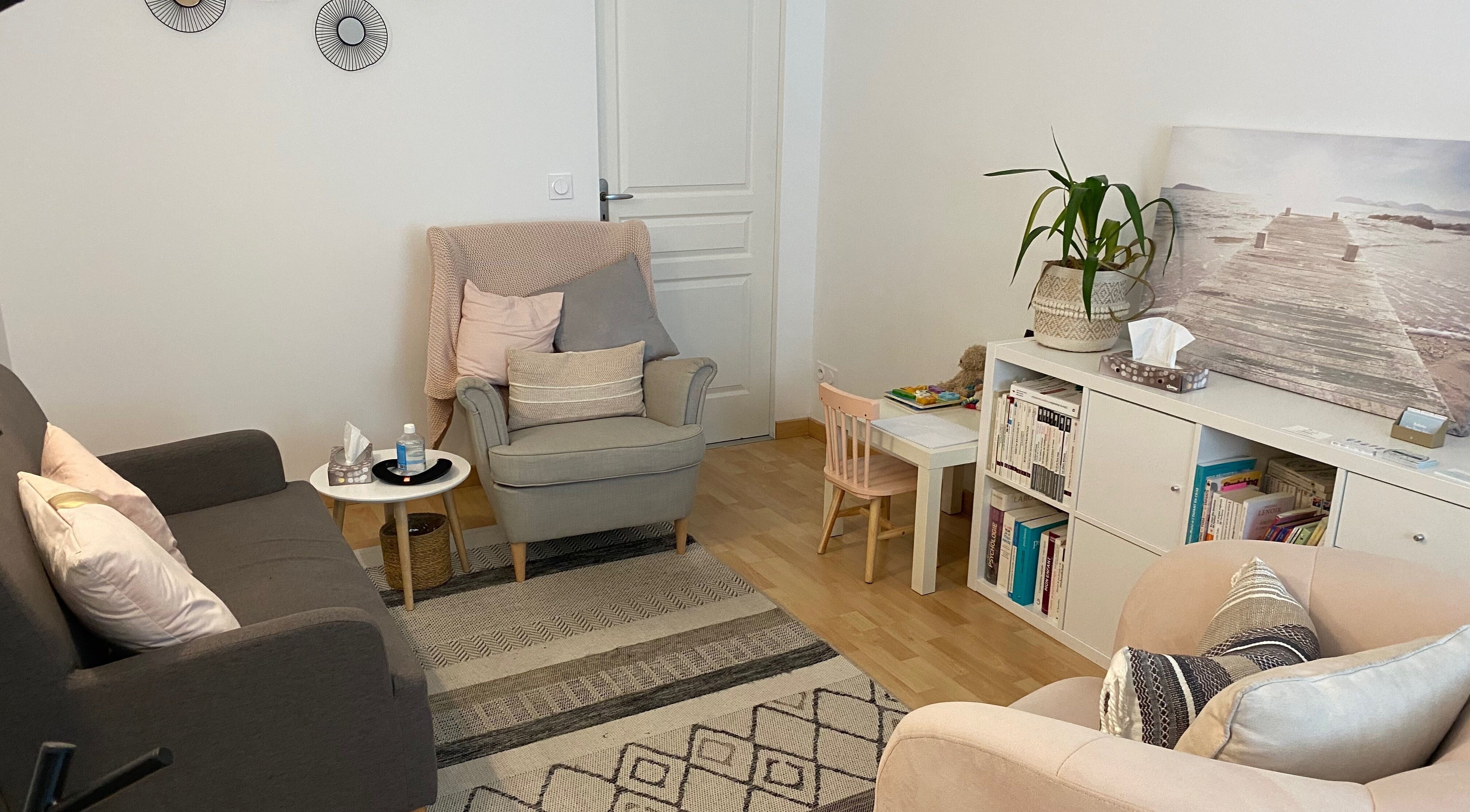 Intérieur accueillant de Cabinet Biganos, Biganos, Nouvelle-Aquitaine, FR, avec fauteuils et décor moderne.