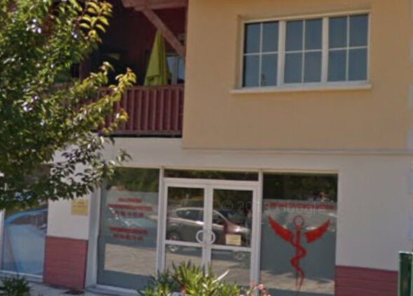 Entrée de Cabinet Biganos, centre de bien-être à Biganos, Nouvelle-Aquitaine, FR entouré de verdure.