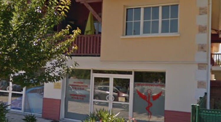 Entrée de Cabinet Biganos, centre de bien-être à Biganos, Nouvelle-Aquitaine, FR entouré de verdure.