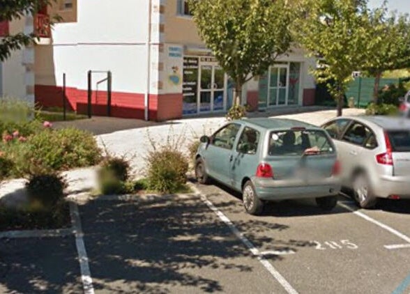 Entrée et parking de Cabinet Biganos à Biganos, Nouvelle-Aquitaine, FR, entourés de verdure.