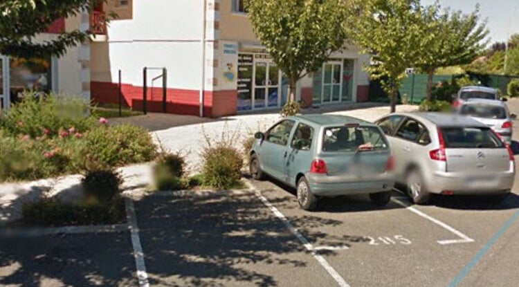 Entrée et parking de Cabinet Biganos à Biganos, Nouvelle-Aquitaine, FR, entourés de verdure.