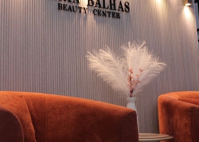 Elegant lounge area at Rana Balhas Beauty Center, أبو ظبي, أبو ظبي, AE, featuring plush chairs and decor.