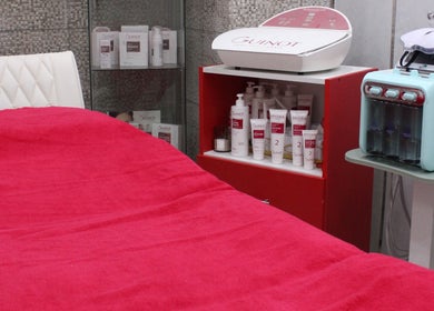 Luxurious treatment room at Rana Balhas Beauty Center, أبو ظبي, AE with advanced skincare equipment.