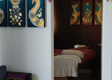 Sasinan Thai Spa's serene room in Sherwood, Queensland, AU with elegant Thai dragon decor.