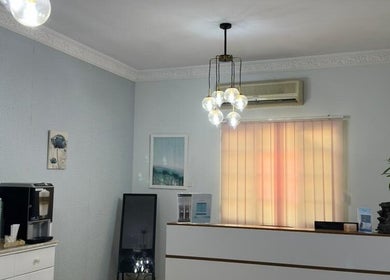 غرفة استقبال في مركز أوكسجين للعناية بالبشرة، مسقط، محافظة مسقط، OM. ديكور عصري وإضاءة هادئة.