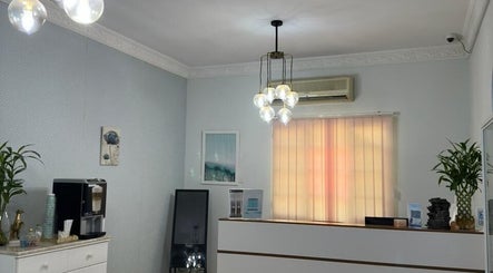 غرفة استقبال في مركز أوكسجين للعناية بالبشرة، مسقط، محافظة مسقط، OM. ديكور عصري وإضاءة هادئة.
